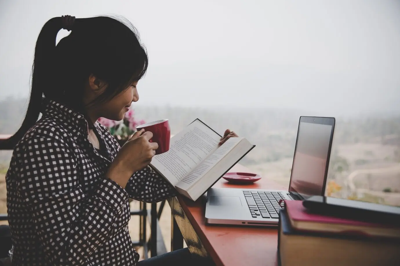 chica joven en una cafetería, libro, leyendo, café