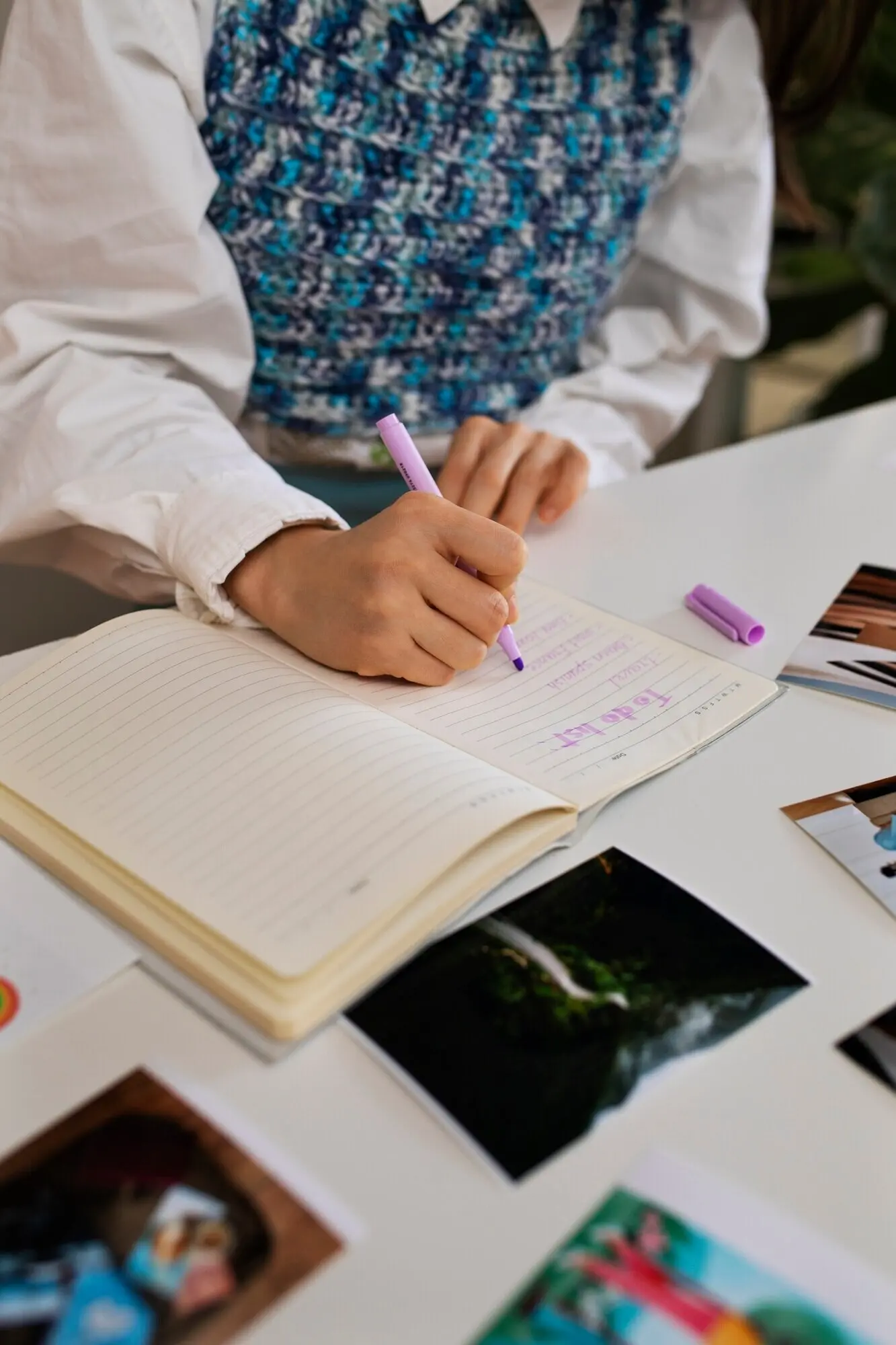 Una mujer elaborando su propio tablero de visión.