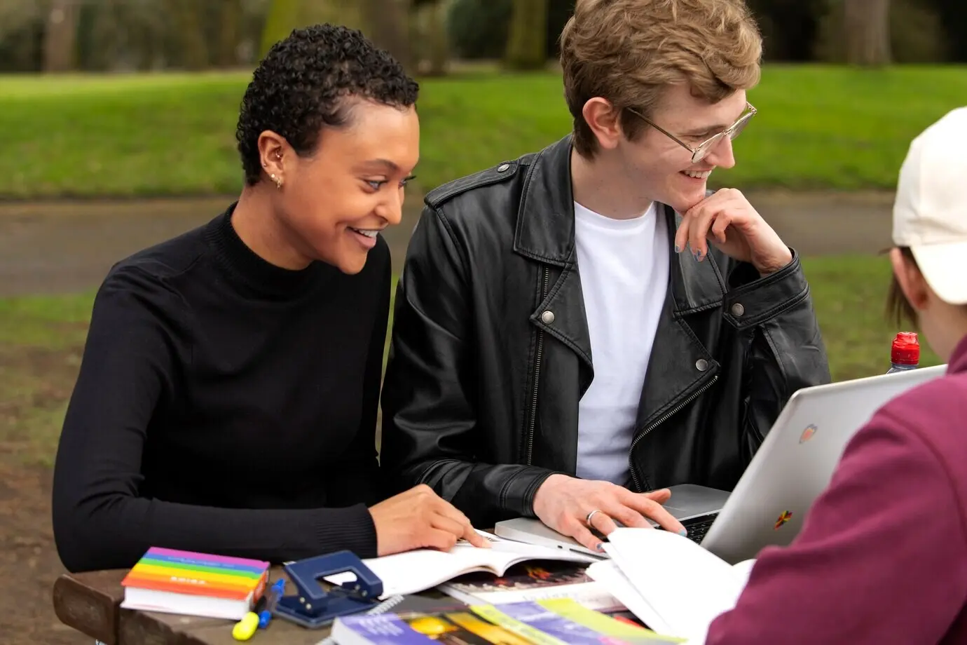 Vista frontal de estudiantes queer al aire libre.