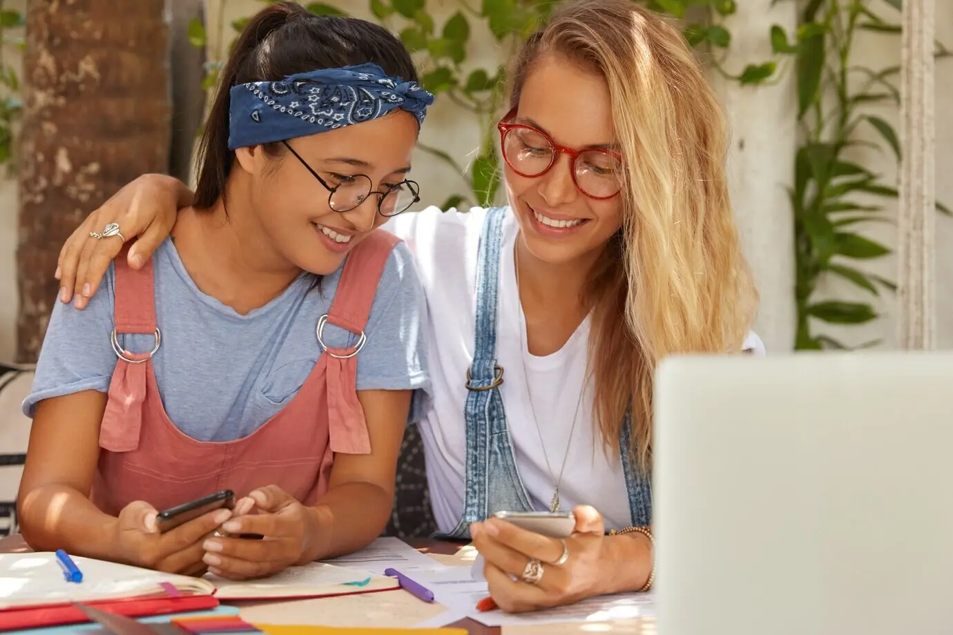 Foto de dos mujeres alegres abrazándose juntas.